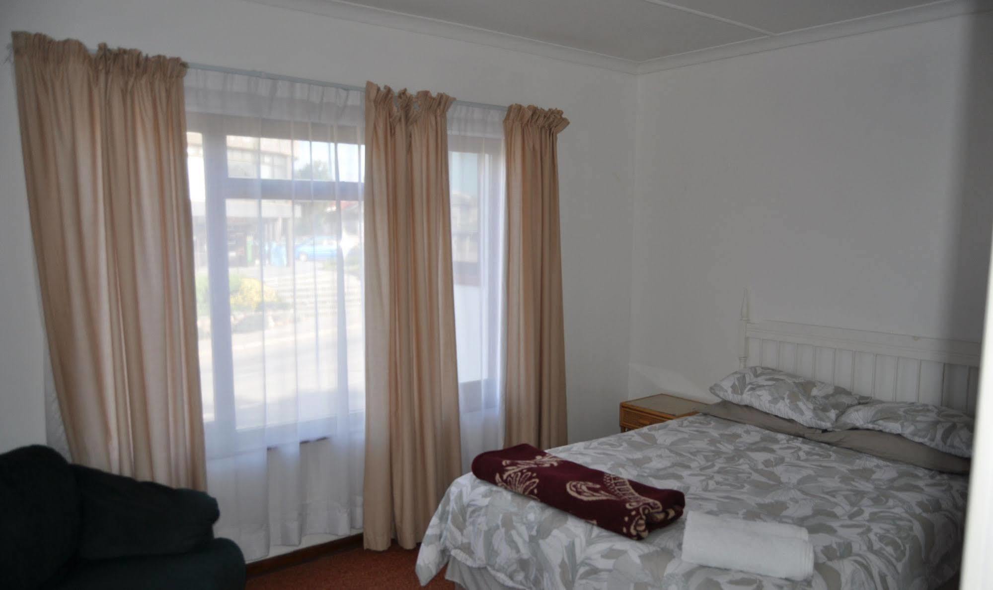 Backpacker Apartments Плеттенберг-Бей Экстерьер фото